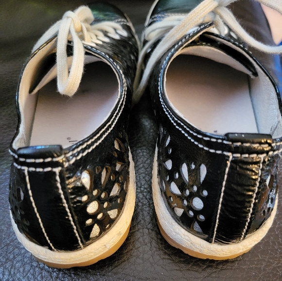 Vtg Josef Seibel blue patent leather sneakers/perforated floral pattern woman 7 - Picture 3 of 12